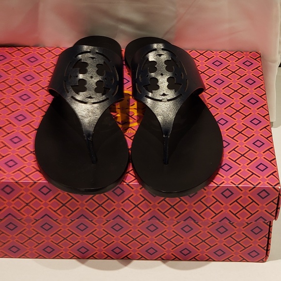 Excellent preloved Tory Burch Zoey Thong Sandal. Maybe wore twice. - Picture 5 of 10